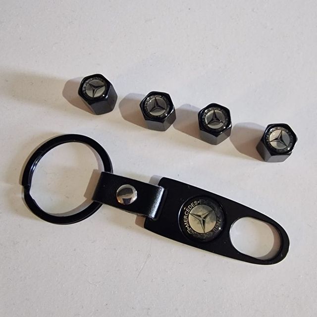 Llavero y tapones Mercedes