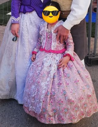traje fallera con manteletas
