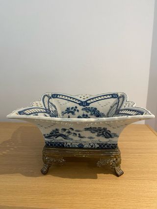 Se vende jardinera de porcelana y bronce.