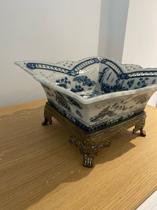 Se vende jardinera de porcelana y bronce.