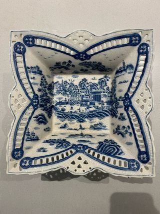 Se vende jardinera de porcelana y bronce.