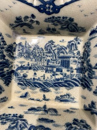 Se vende jardinera de porcelana y bronce.