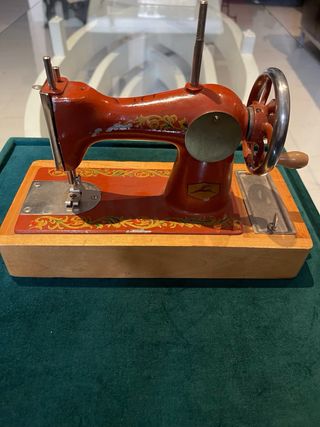 Antiguo juguete maquina de coser
