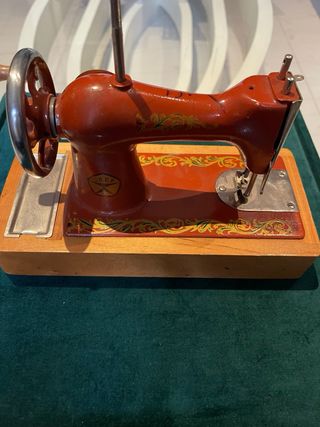 Antiguo juguete maquina de coser