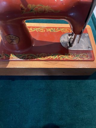Antiguo juguete maquina de coser