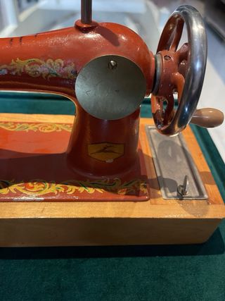 Antiguo juguete maquina de coser