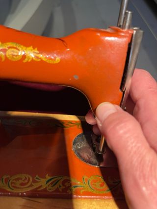 Antiguo juguete maquina de coser