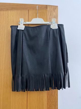 Falda negra con flecos