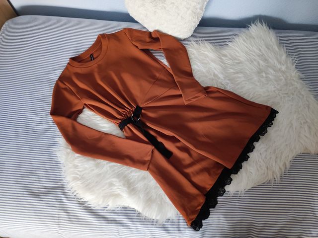 Vestido con vuelo y puntilla