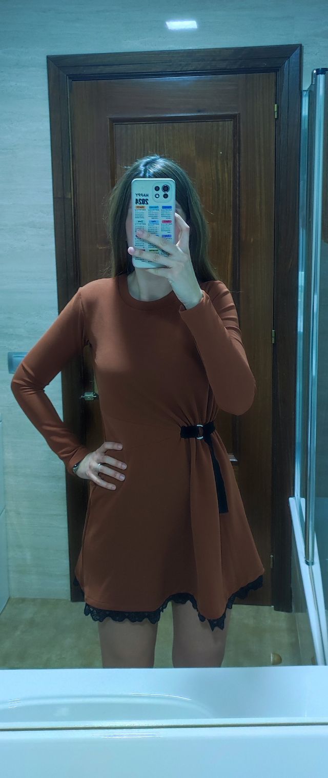 Vestido con vuelo y puntilla