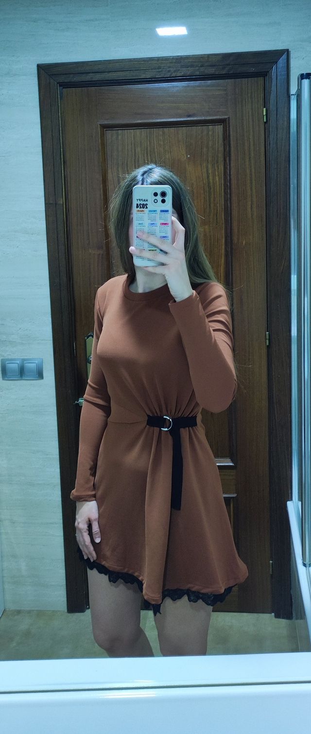 Vestido con vuelo y puntilla