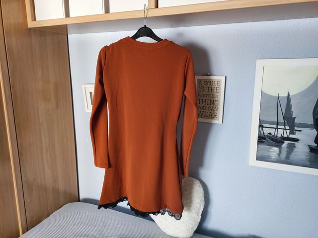 Vestido con vuelo y puntilla