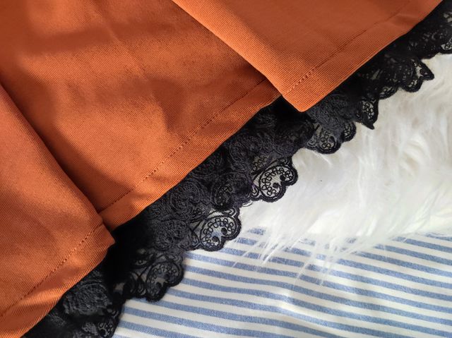 Vestido con vuelo y puntilla