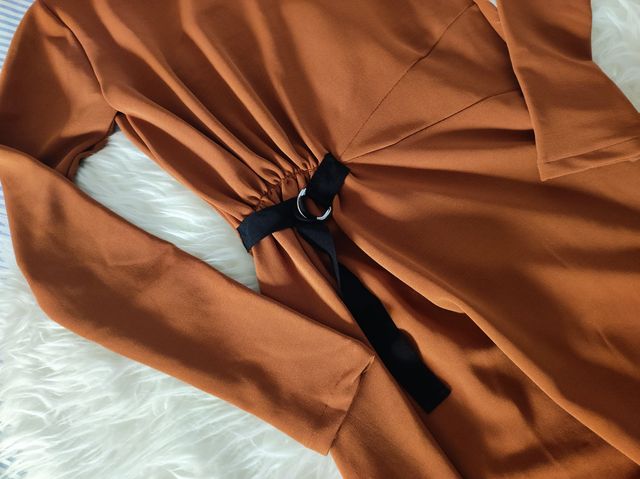 Vestido con vuelo y puntilla