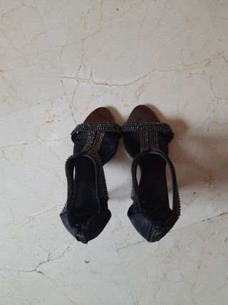 Sandalias de tacón negras con pedrería
