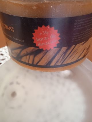 Vela aroma canela + plato + tapete.