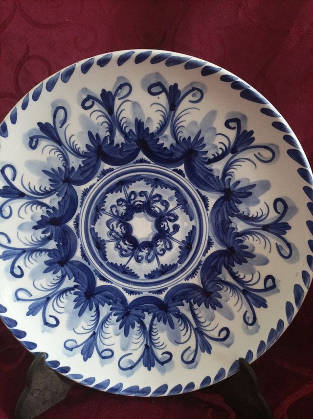 Plato de cerámica pintado a mano