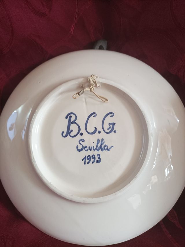 Plato de cerámica pintado a mano