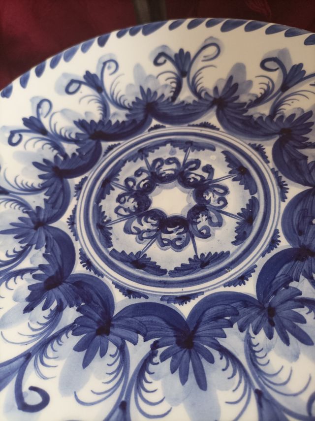 Plato de cerámica pintado a mano