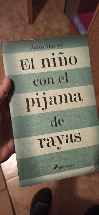 El niño con el pijama de rayas