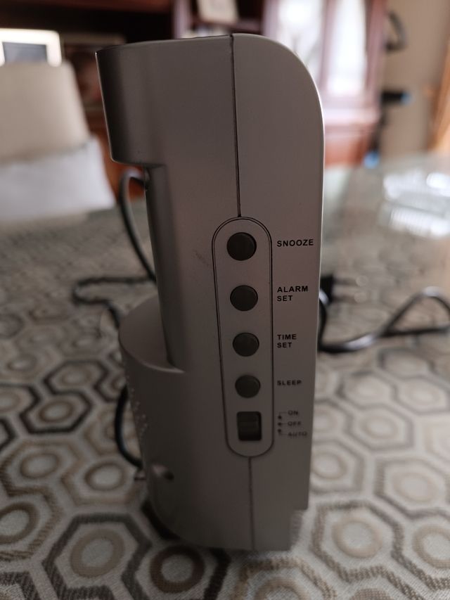 Reloj despertador radio y proyector