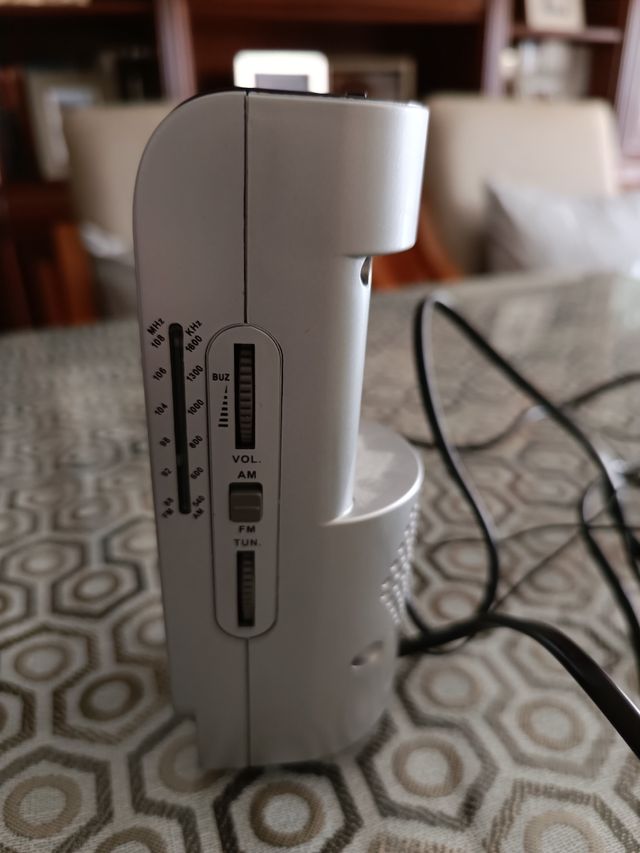 Reloj despertador radio y proyector