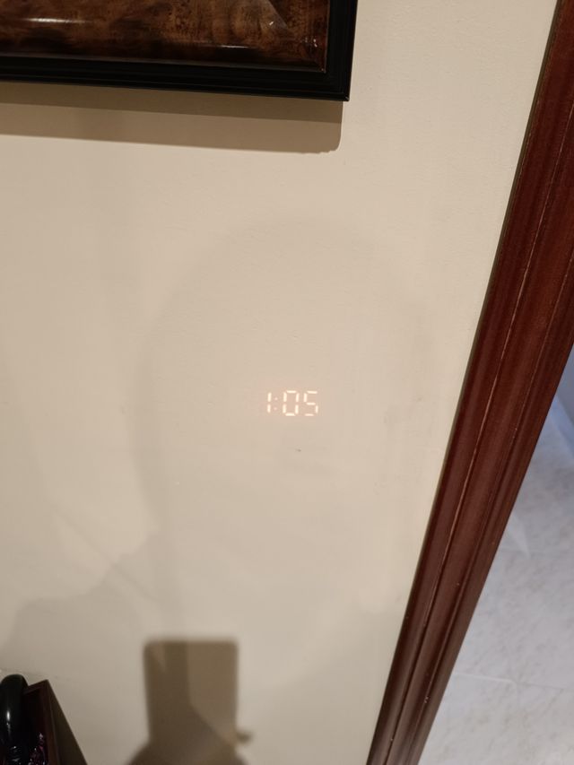 Reloj despertador radio y proyector