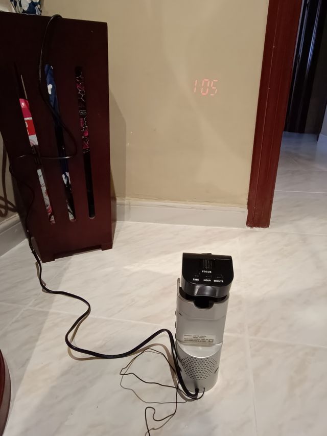 Reloj despertador radio y proyector