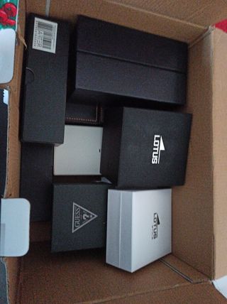 Cajas vacías de joyas y relojes