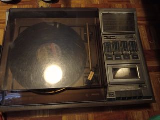Tocadiscos antiguo ( no tiene altavoces )