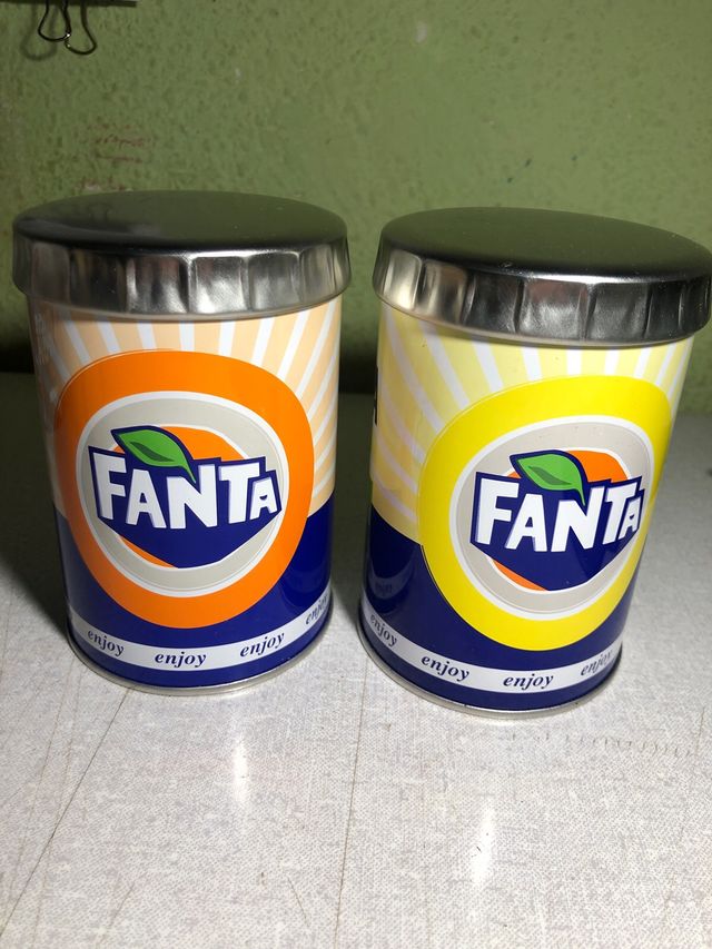 Botes con el logo de fanta