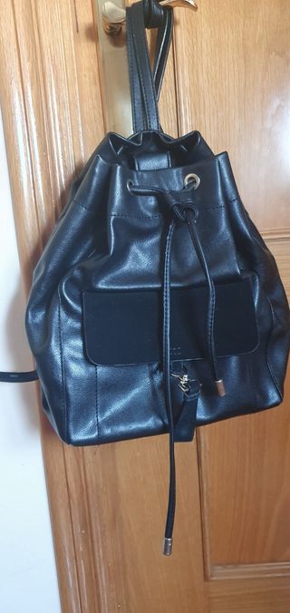 Bolso mochila negro de polipiel