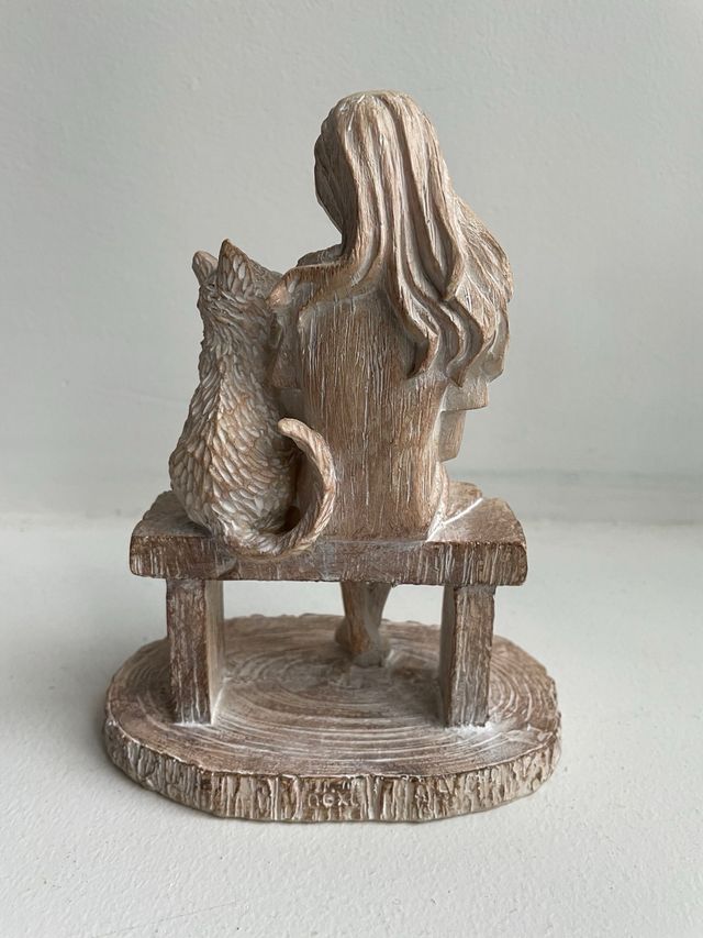 Figura di un giovane uomo con un gatto