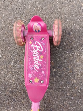 Patinete para niña de Barbie rosa 