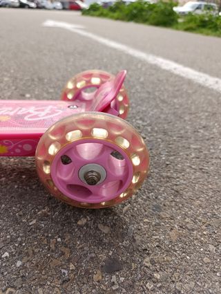 Patinete para niña de Barbie rosa 