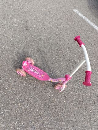 Patinete para niña de Barbie rosa 