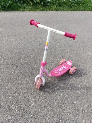 Patinete para niña de Barbie rosa 