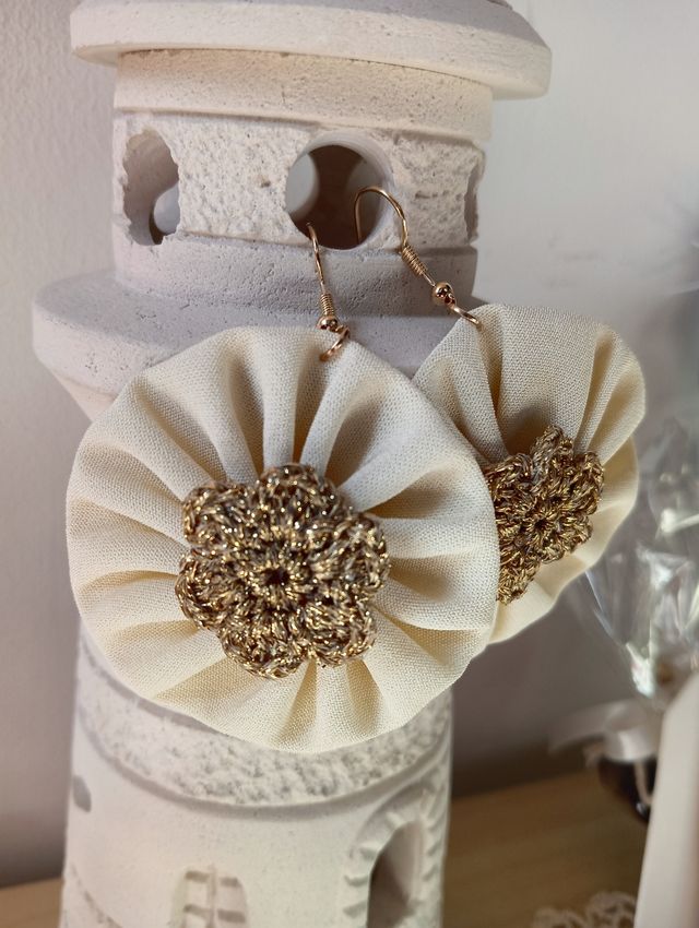 Orecchini beige pendenti con fiore