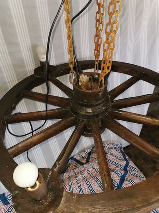 Lámpara rueda de carro antigua
