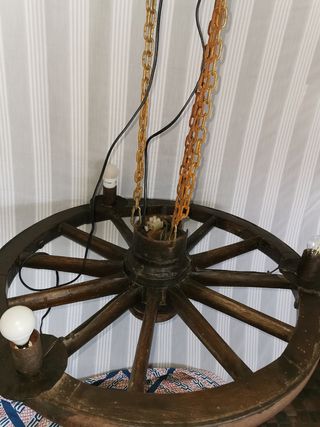 Lámpara rueda de carro antigua