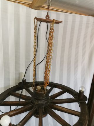 Lámpara rueda de carro antigua
