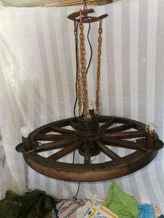 Lámpara rueda de carro antigua