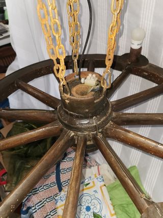 Lámpara rueda de carro antigua