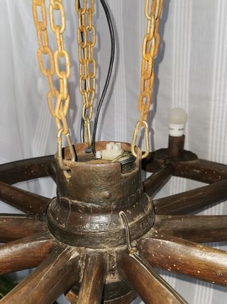 Lámpara rueda de carro antigua