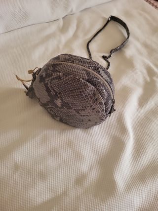 Bolso redondo estampado serpiente .
