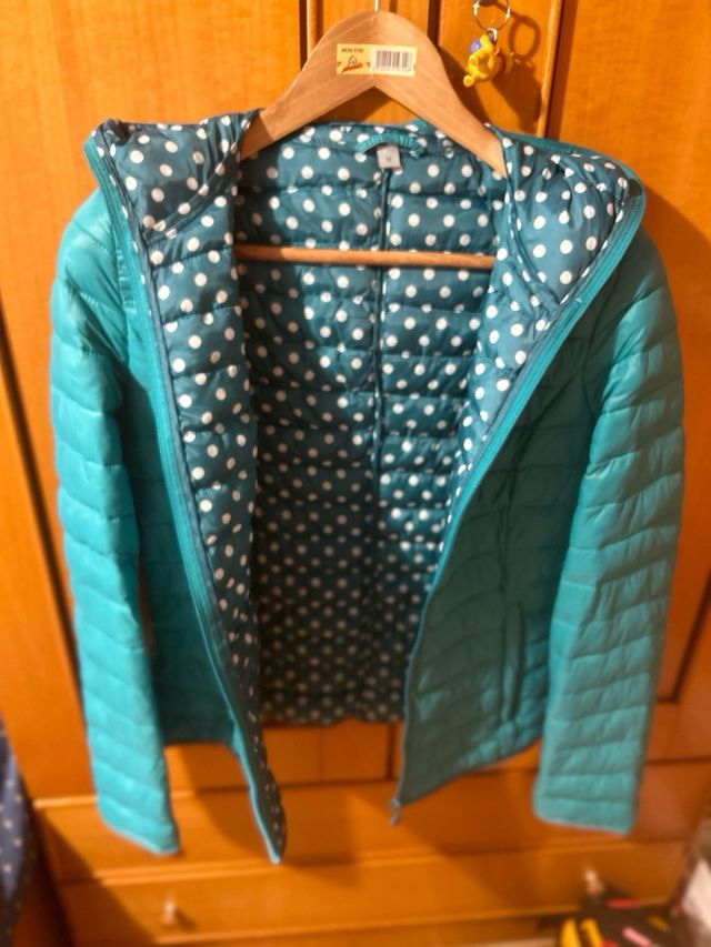 Plumas de entretiempo azul turquesa