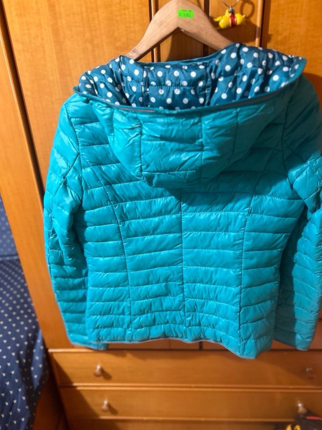 Plumas de entretiempo azul turquesa