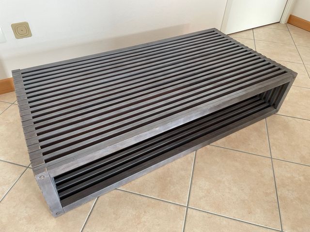 Tavolo basso a listelli in legno