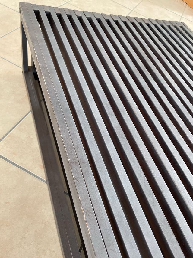 Tavolo basso a listelli in legno