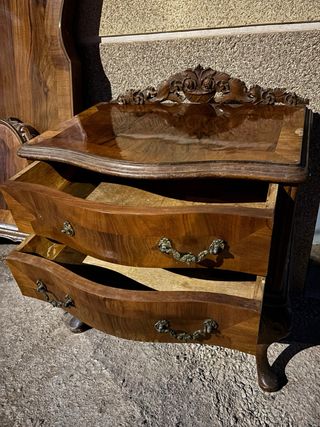 Mesilla de noche antigua